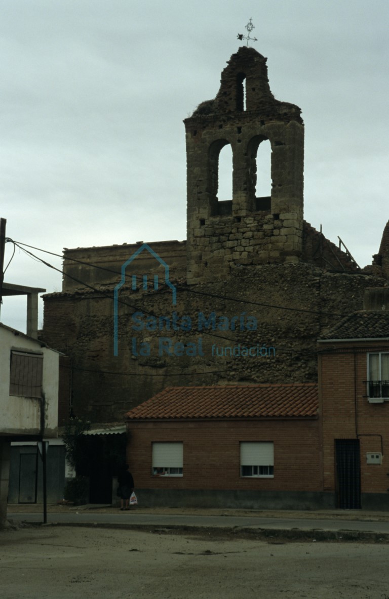 Muralla ante la iglesia de San Miguel