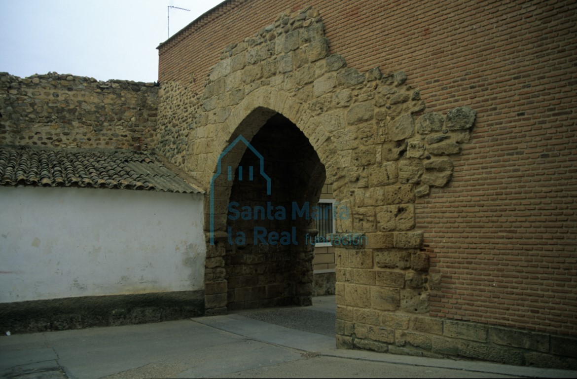 La Puerta de Santiago, intramuros, correspondiente al segundo recinto