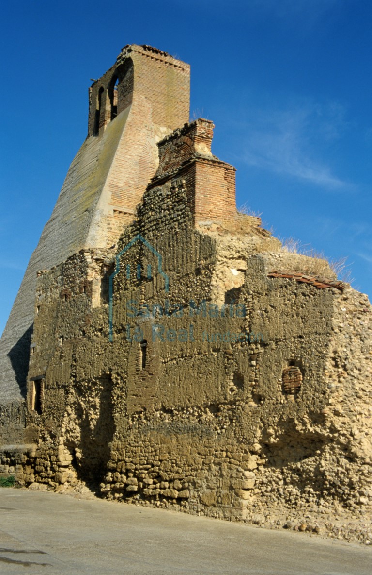 Restos de la antigua muralla aprovechados como muro occidental de la iglesia
