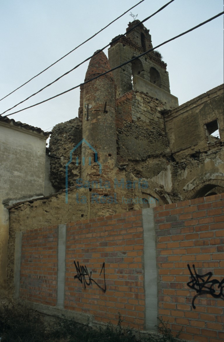 Murallas ante la antigua iglesia de San Miguel