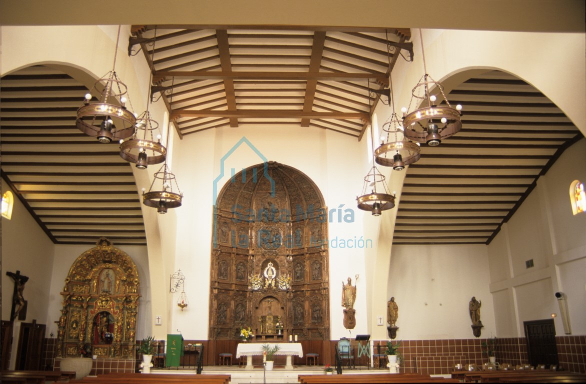 Interior de la iglesia hacia la cabecera