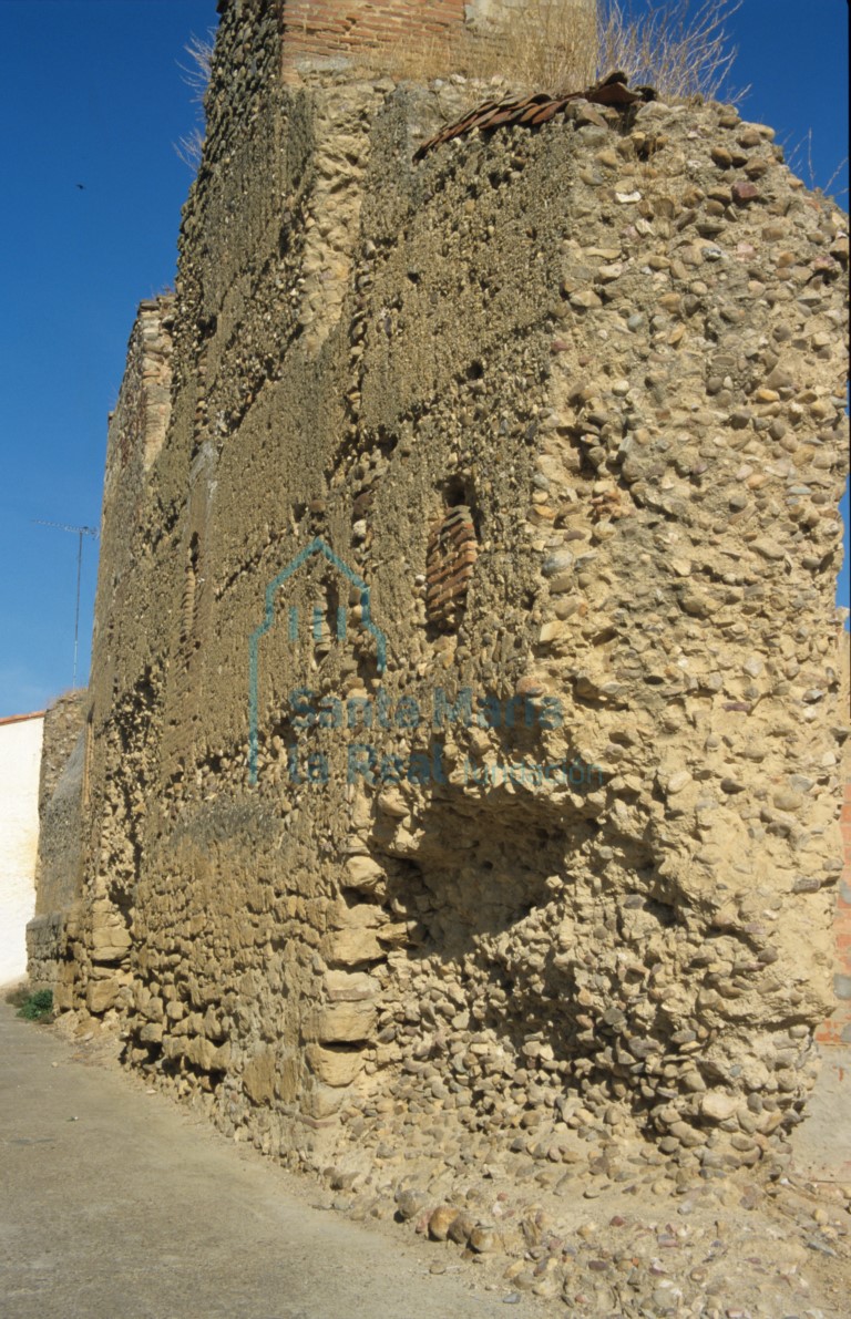 Restos de la antigua muralla aprovechados como muro occidental de la iglesia