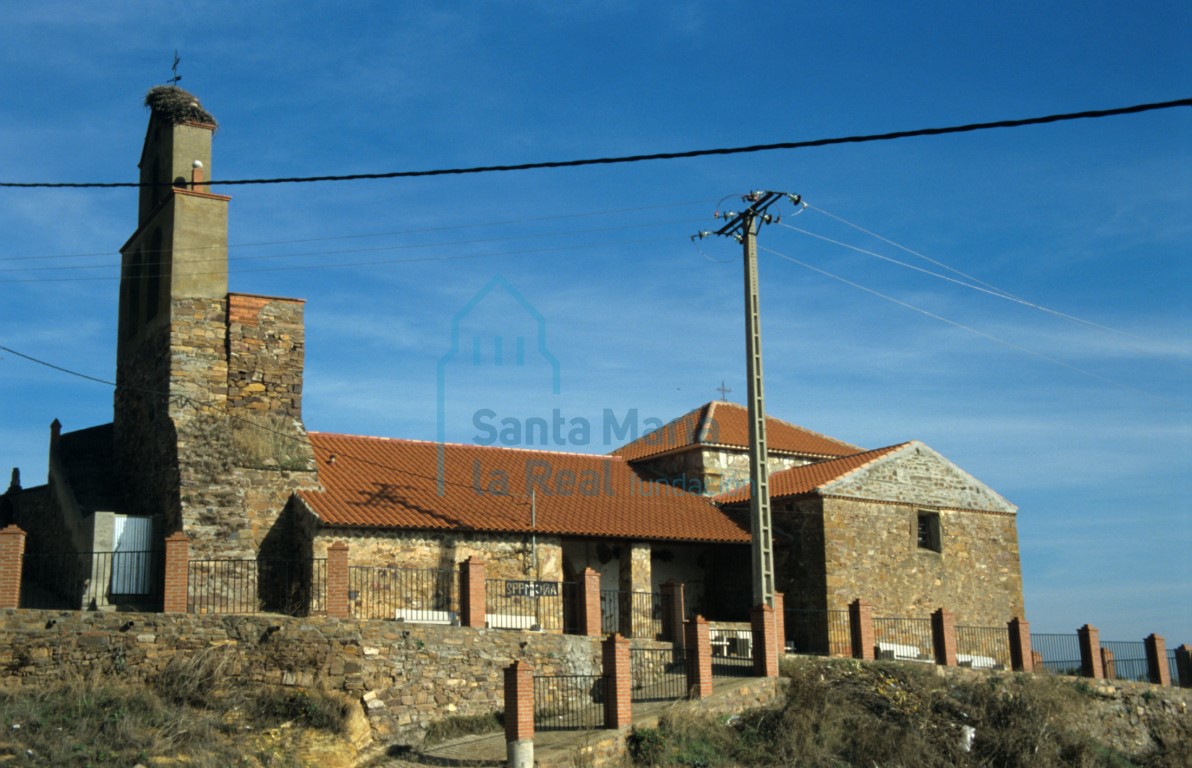Vista del exterior de la iglesia desde el suroeste