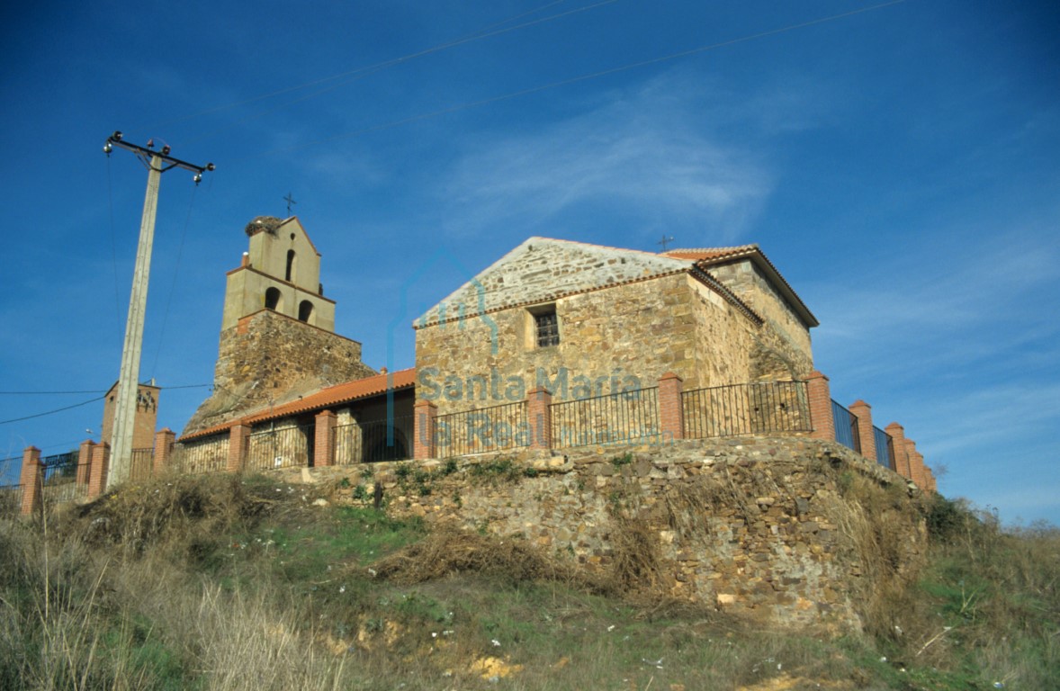 Vista del exterior de la iglesia desde el lado sureste