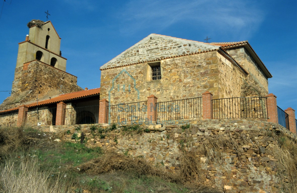 Vista del exterior de la iglesia desde el lado sureste