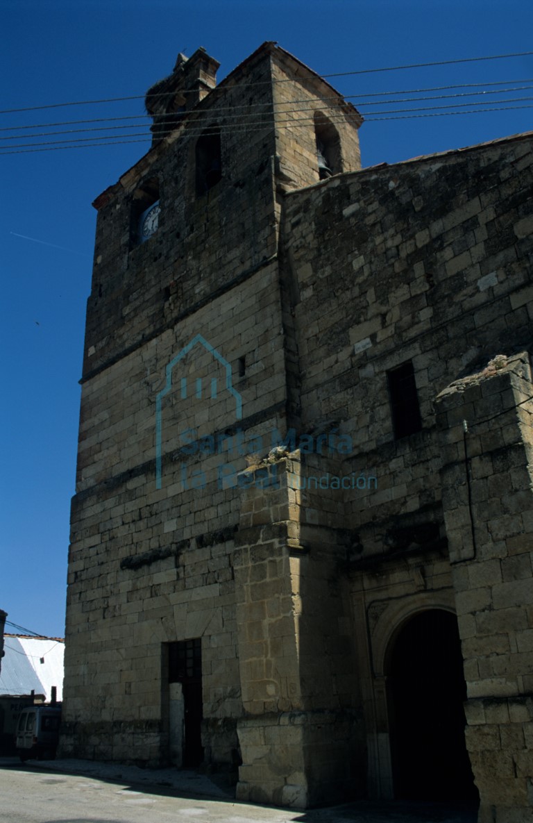Hastial de occidente y torre, donde se conservan algunos de los restos más antiguos