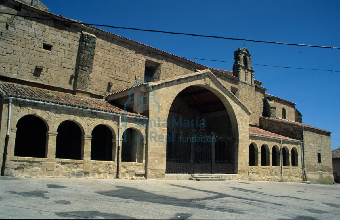Vista del exterior de la iglesia desde el lado sur