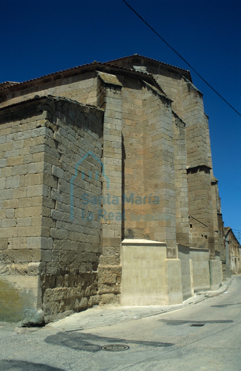 Vista del exterior de la cabecera desde el lado sur