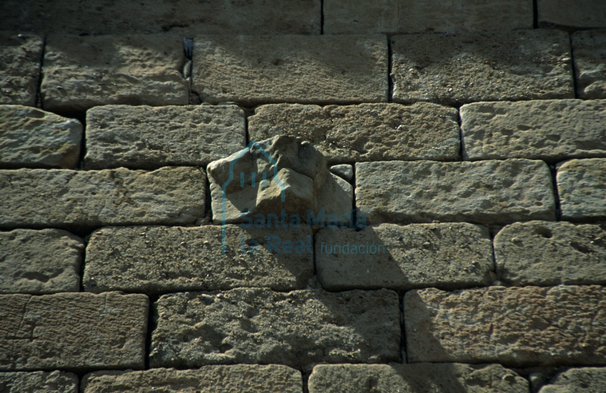 Vista de un antiguo capitel en el exterior del testero de la capilla mayor