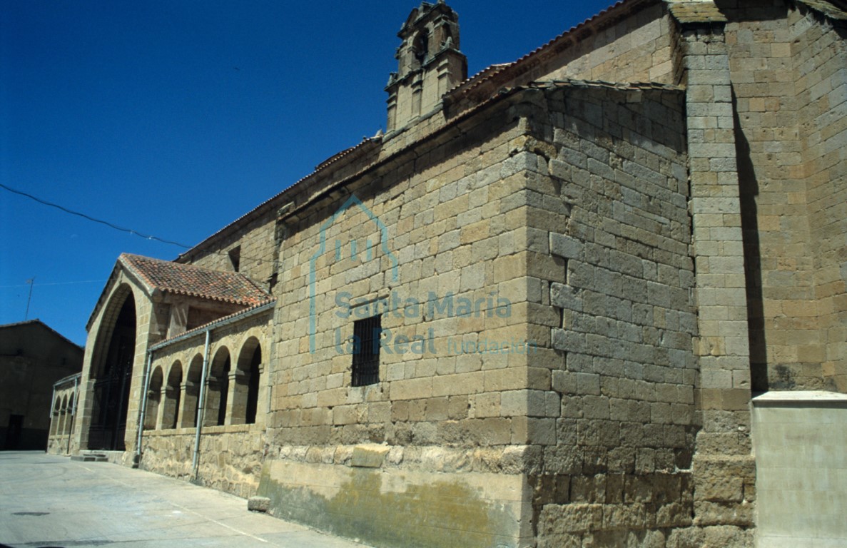 Vista del exterior desde el lado sureste