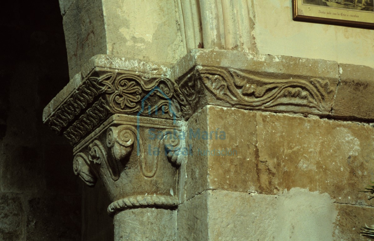 Capitel entre ambas cabeceras