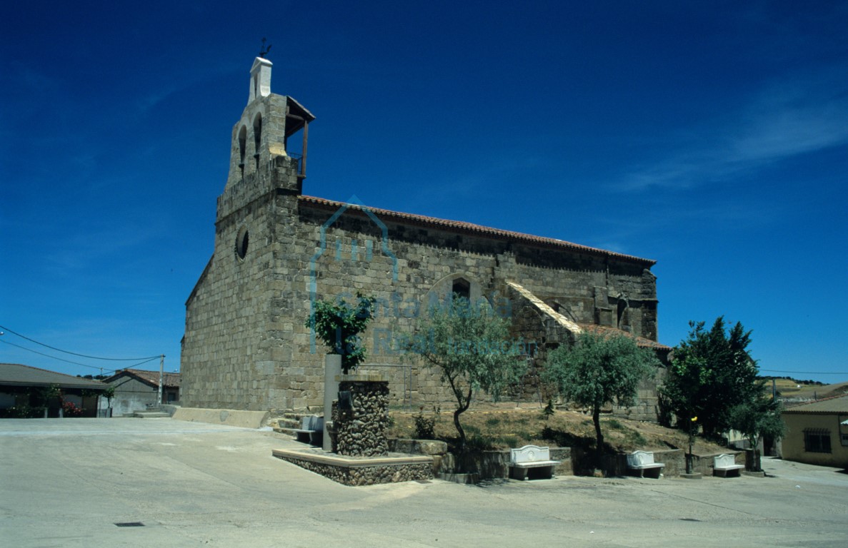 Vista del exterior de la iglesia desde el lado sur
