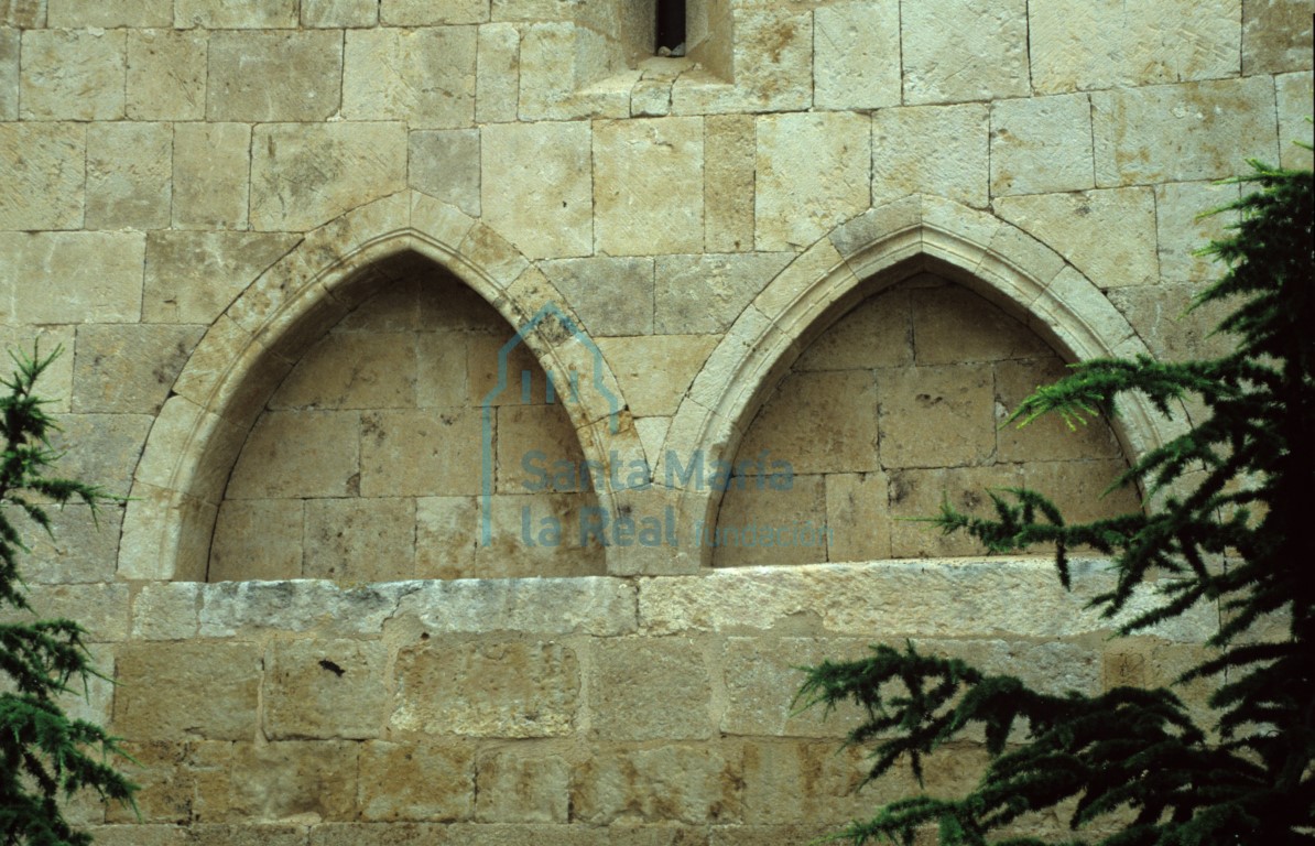 Arcosolios funerarios de arcos apuntados a la izquierda de la portada septentrional