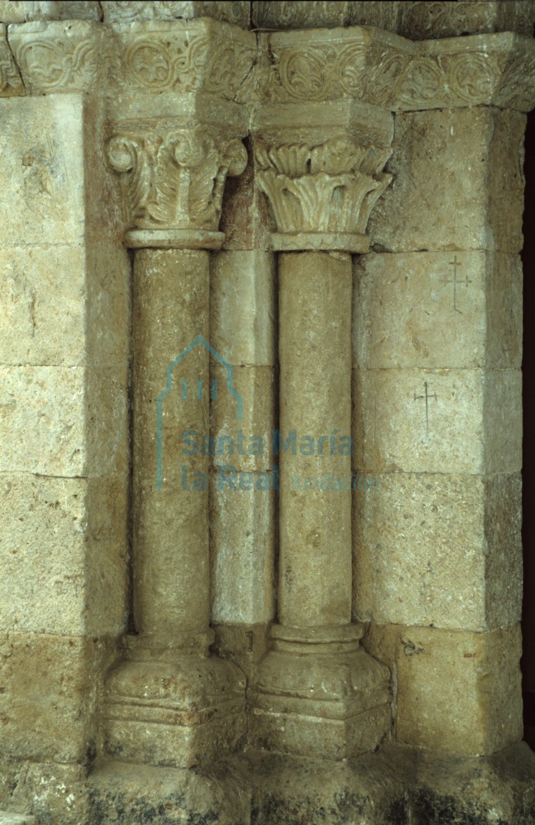 Columnas del lado izquierdo de la portada septentrional