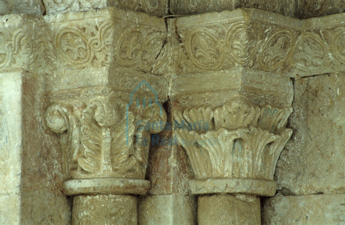 Detalle de los capiteles del lado izquierdo de la portada septentrional