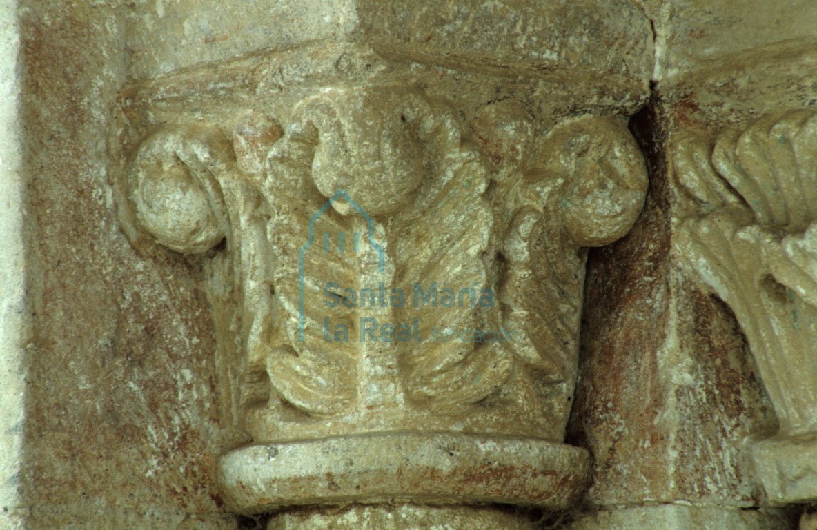 Detalle del capitel exterior del lado izquierdo de la portada septentrional