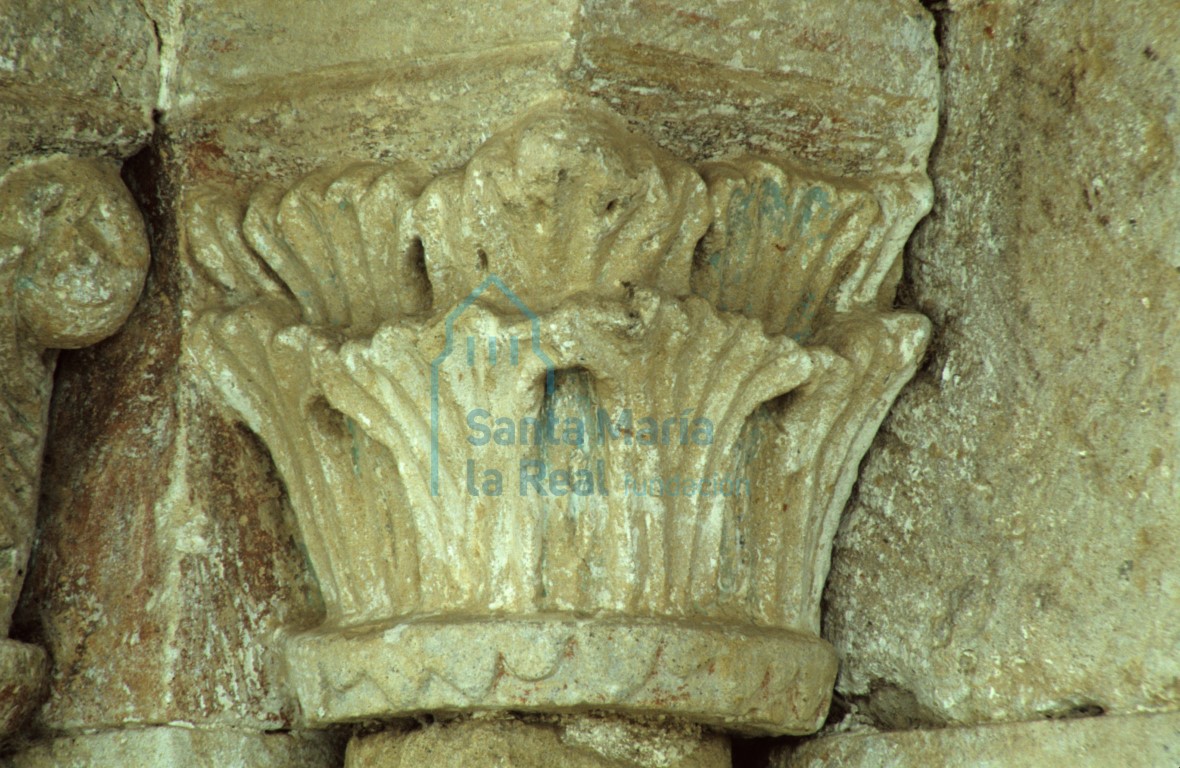 Detalle del capitel interior del lado izquierdo de la portada septentrional