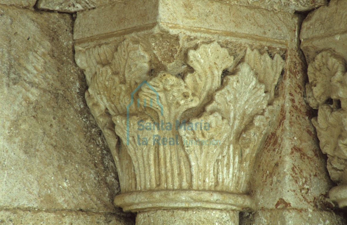 Detalle del capitel interior del lado derecho de la portada septentrional