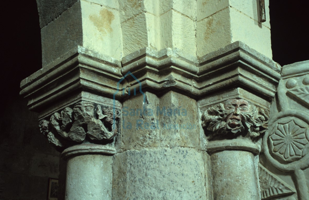 Vista de un pilar separador de las naves. Detalle de los capiteles