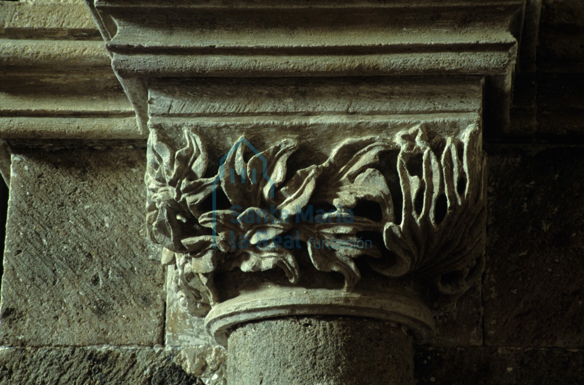 Detalle de la decoración de un capitel