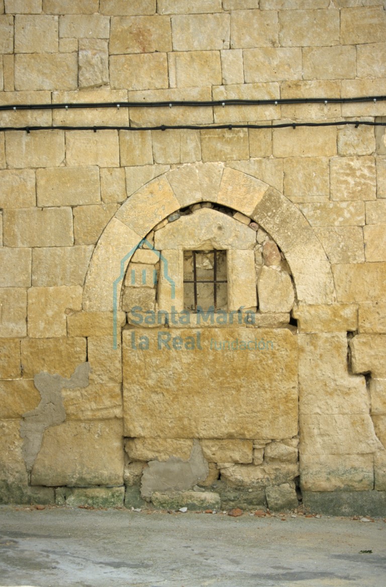 Portada cegada en el muro norte del templo