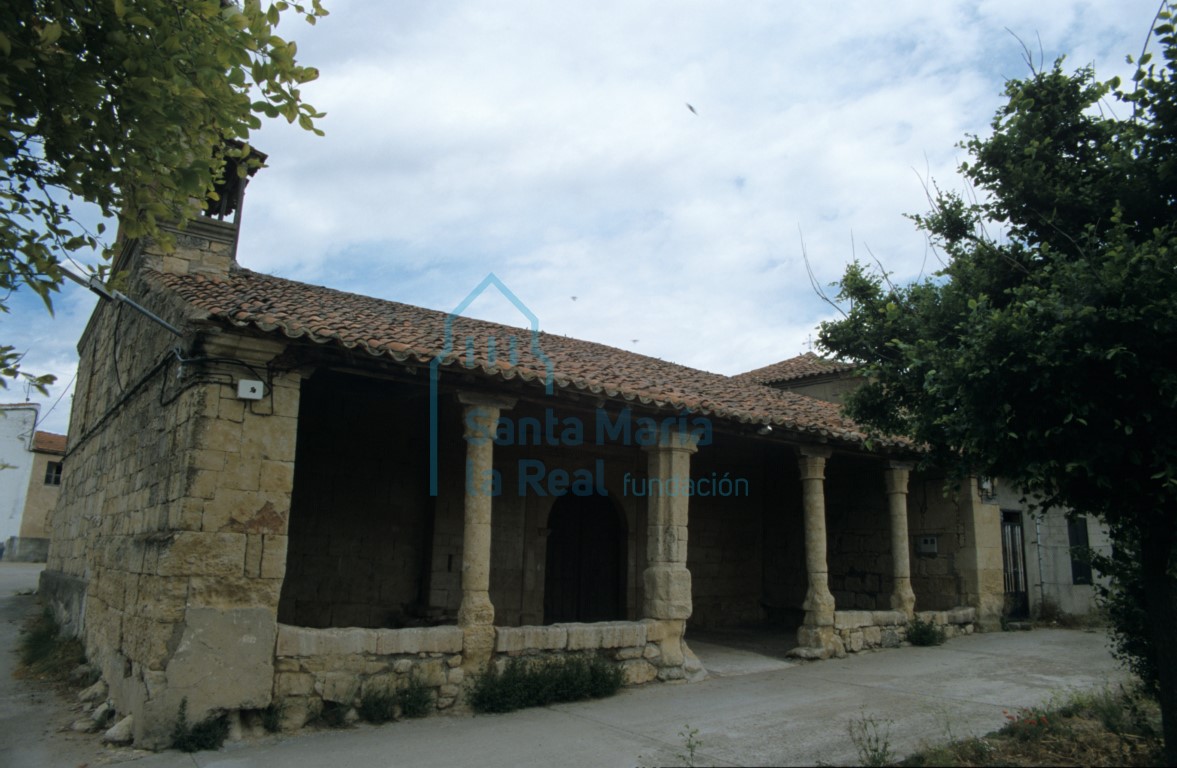 Vista del exterior del templo desde el suroeste