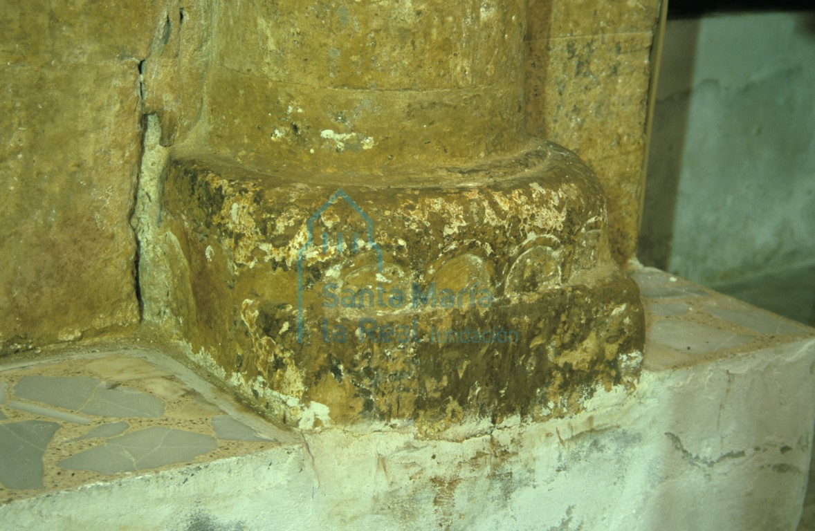Detalle de una basa ornada con arcuaciones