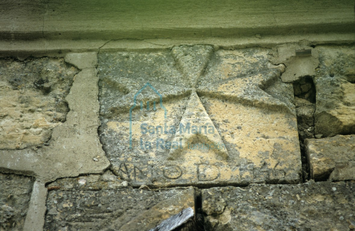 Sillar decorado con cruz patriarcal en lo alto del muro occidental Sillar decorado con cruz patriarcal en lo alto del muro occidental