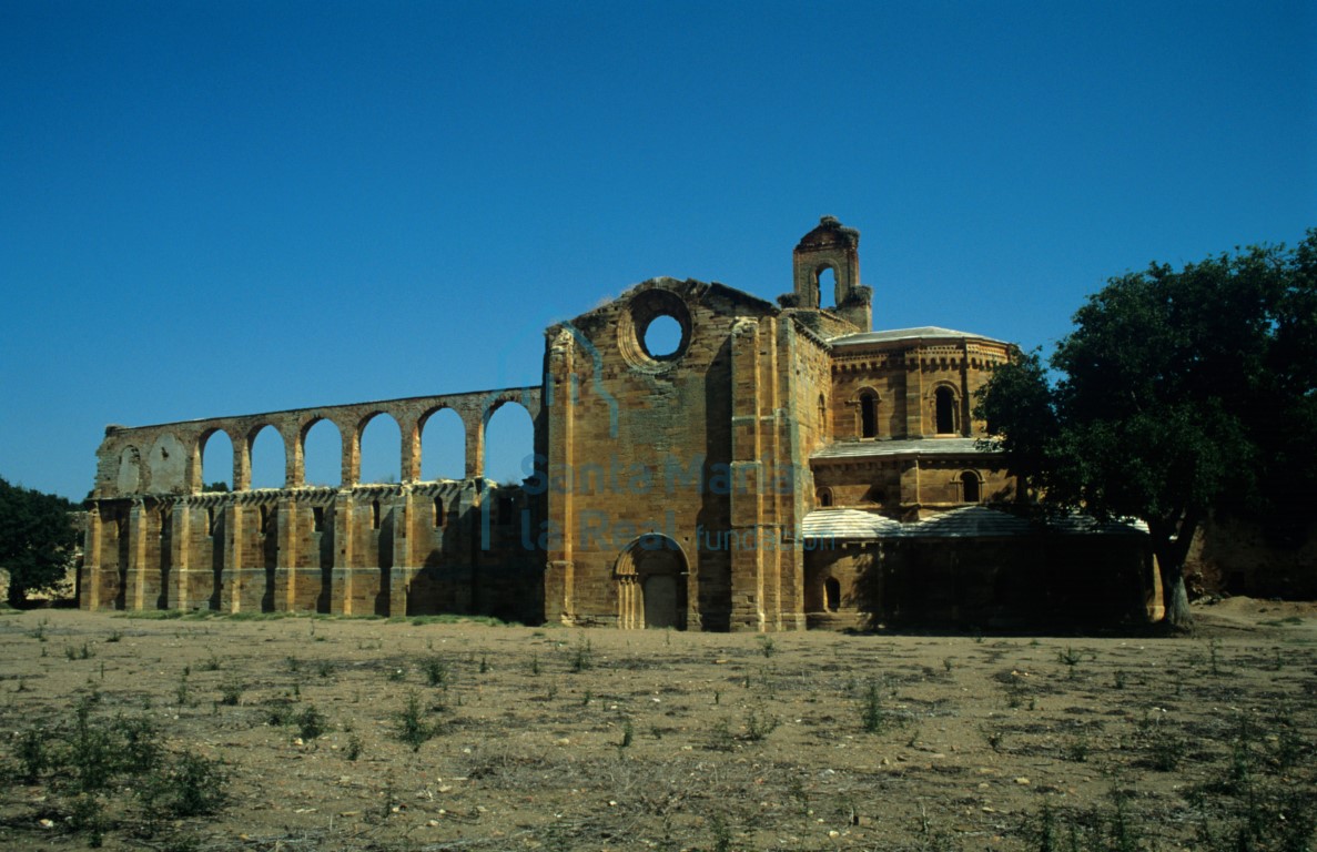 Fachada meridional de la iglesia