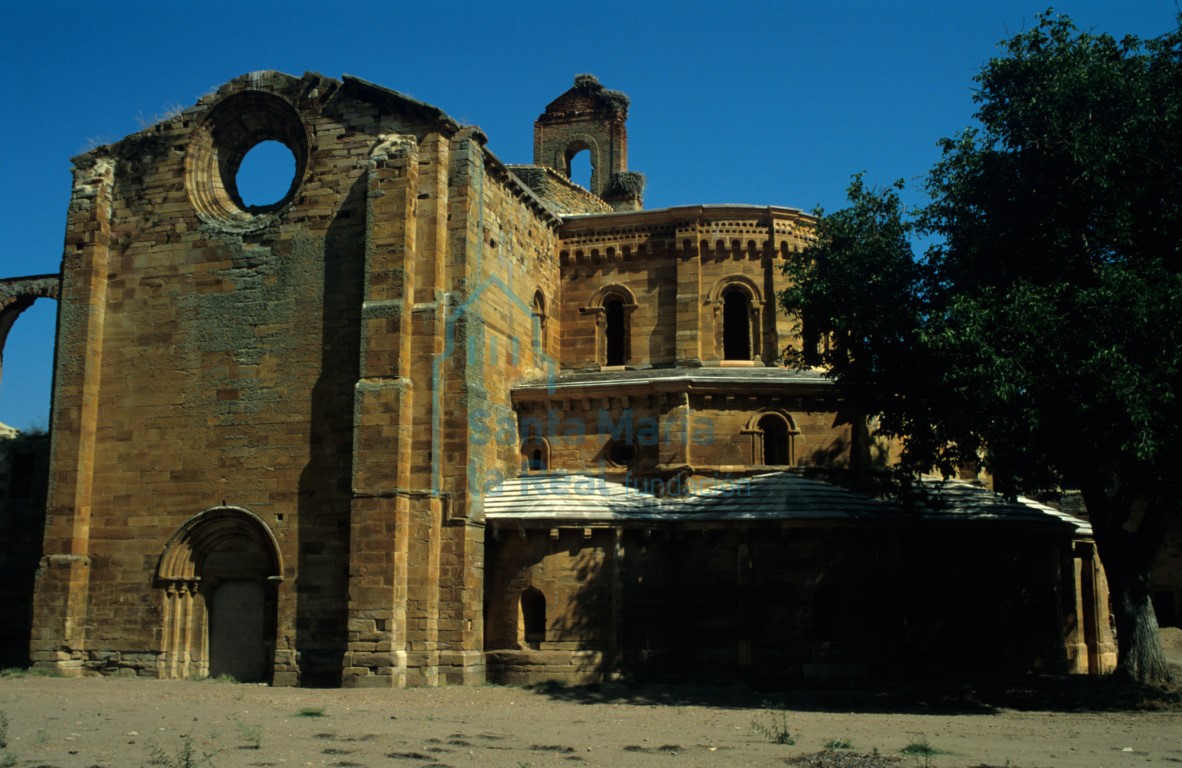 Portada meridional de la iglesia