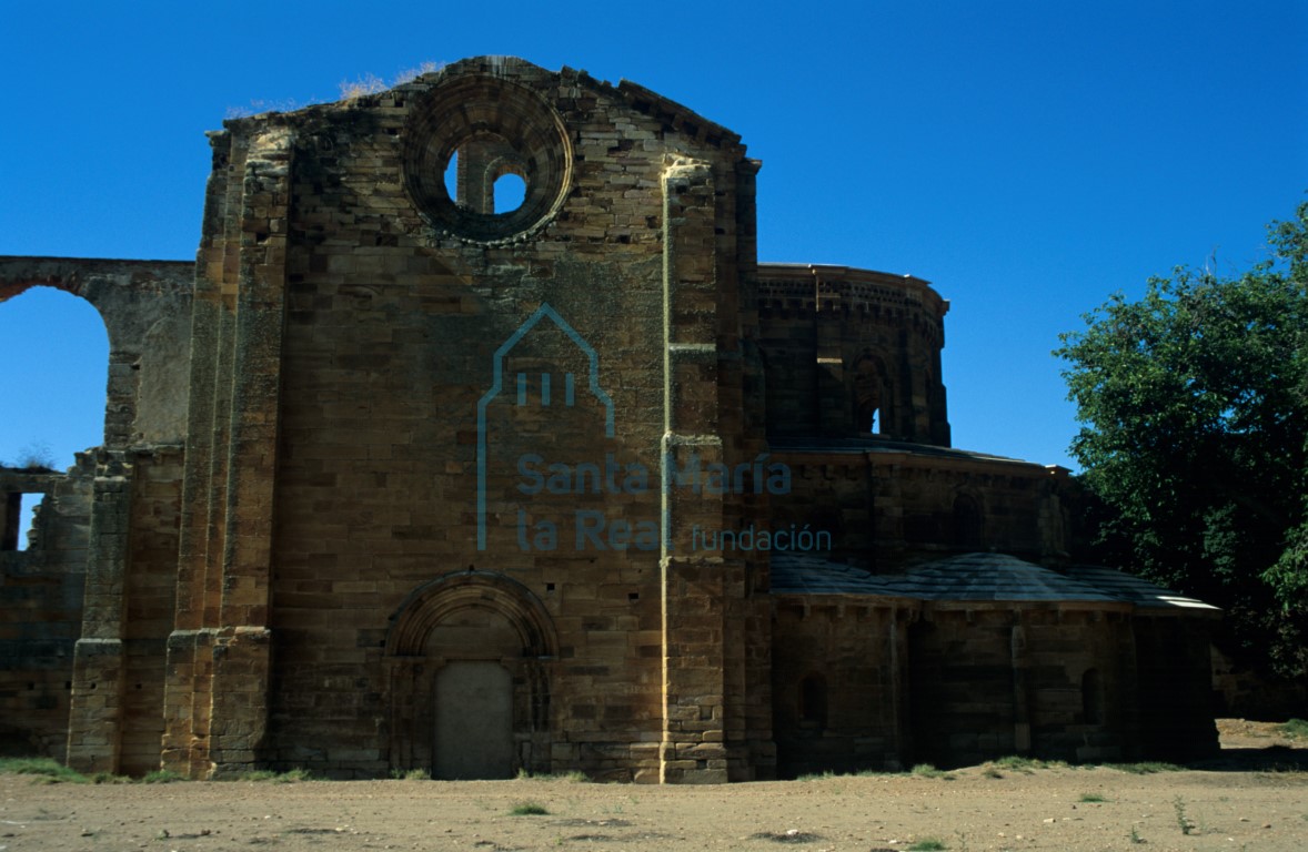 Fachada meridional de la iglesia