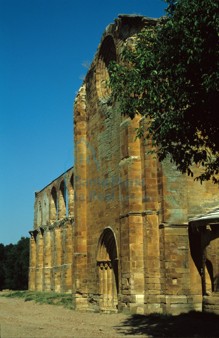 Fachada meridional de la iglesia vista desde el sureste
