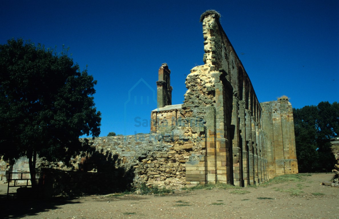 Fachada meridional de la iglesia vista desde el suroeste