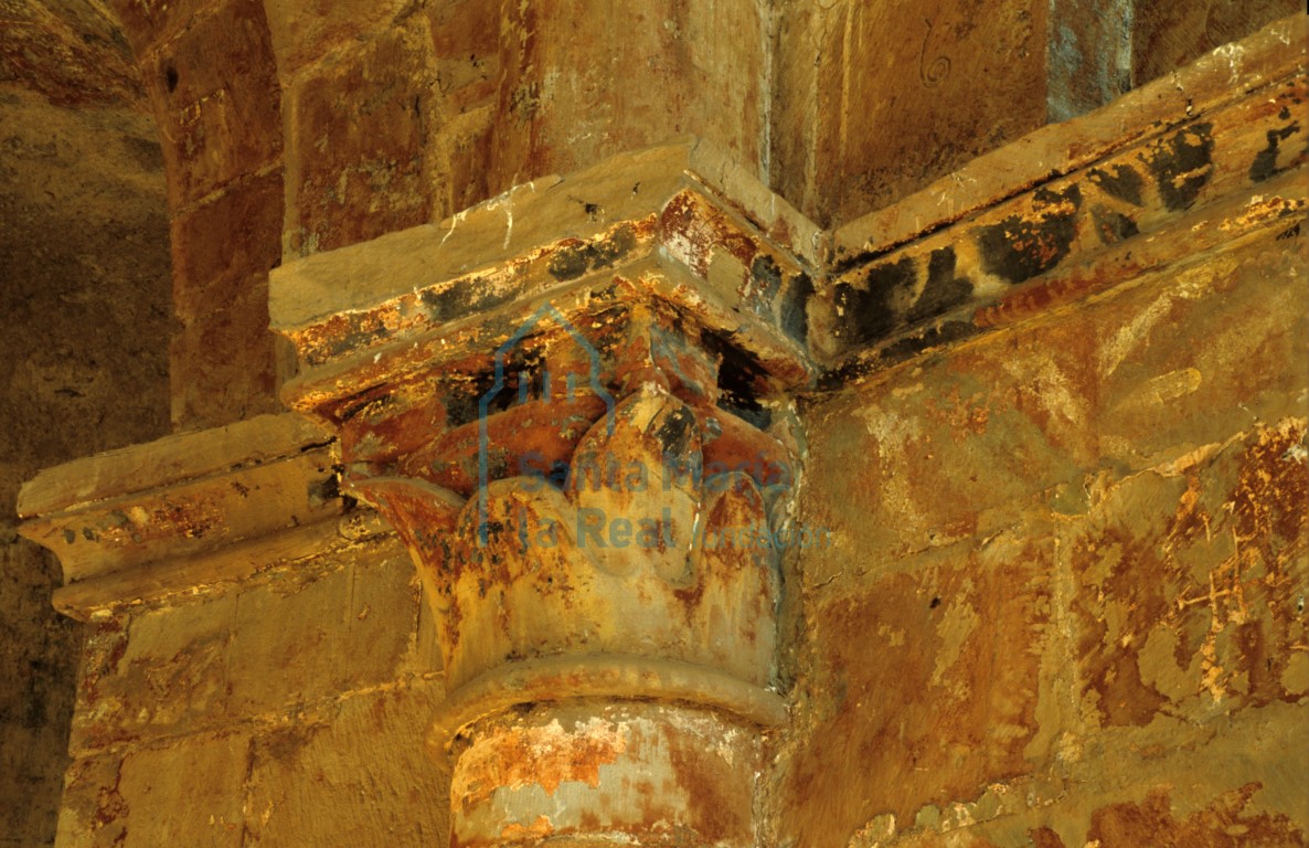 Detalle de un capitel del interior de la girola