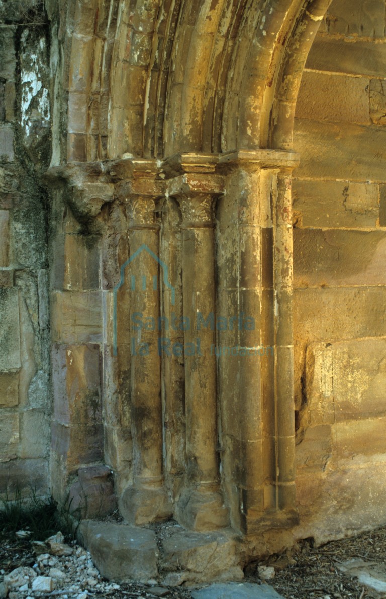 Columnas del lado izquierdo de la puerta de comunicación entre el claustro y la iglesia