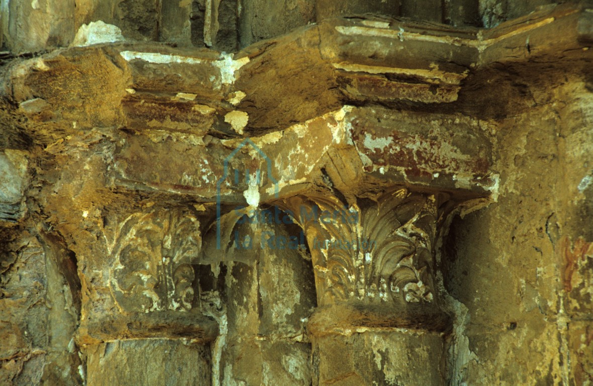 Detalle de los capiteles del lado izquierdo de la puerta de comunicación entre el claustro y la iglesia