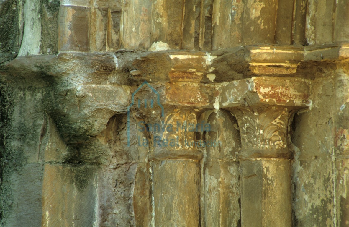 Capiteles del lado izquierdo de la puerta de comunicación entre el claustro y la iglesia