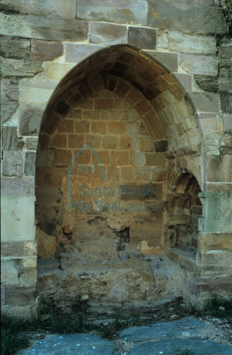 Arcosolio con las sepulturas de Juan Vela y Fernando Ponce de Cabrera, junto a la puerta de comuicación entre la iglesia y el claustro. Conocida también con el nombre de capilla de San Juan