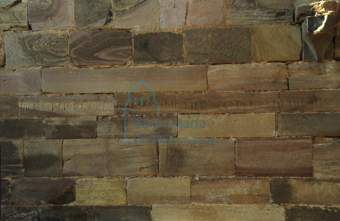 Inscripción en el muro septentrional del capítulo