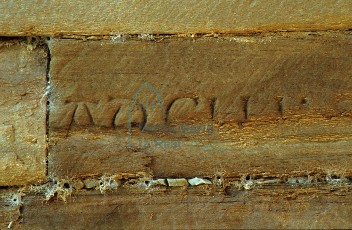 Detalle de la inscripción localizada en el muro septentrional del capítulo