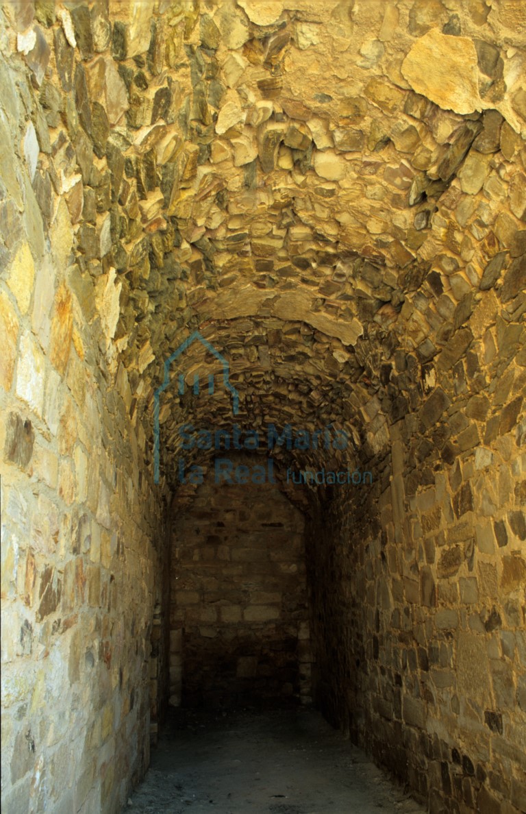 Pasillo de cpmunicación entre el claustro y la sala de monjes