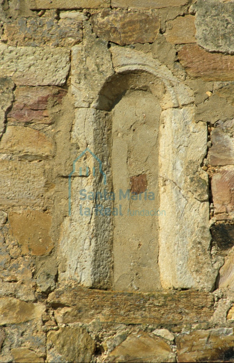 Ventana cegada en el muro oriental de la cabecera