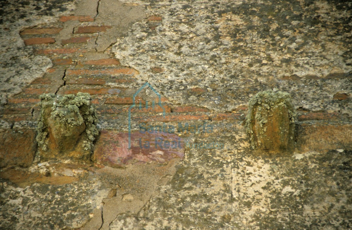 Detalle de canecillos en el muro septentrional