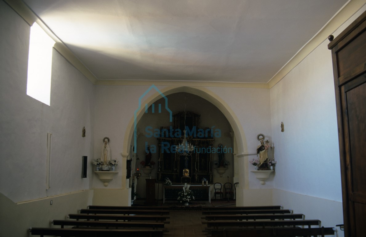 Vista del interior hacia la cabecera