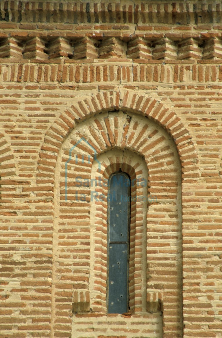 Ventana en el muro sur