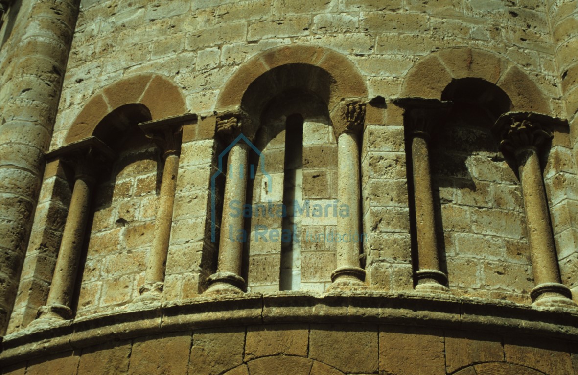 Detalle de las ventanas de la cabecera