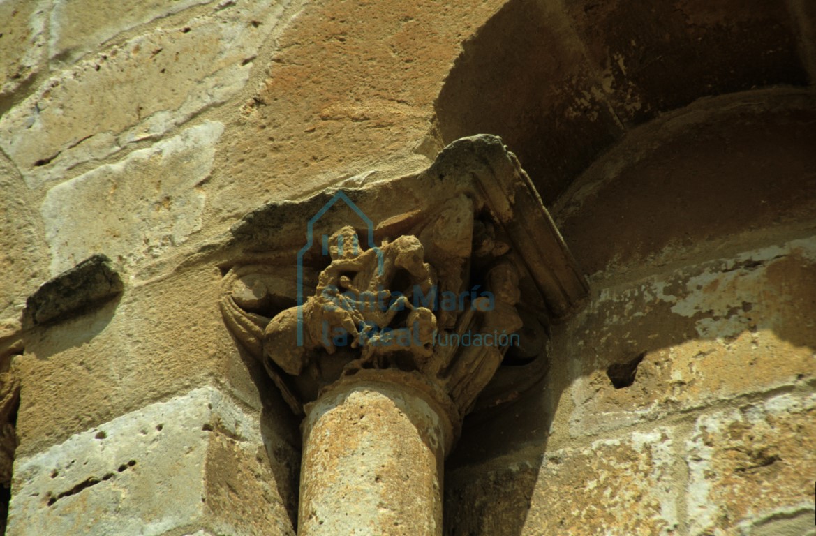 Capitel decorativo del exterior. San Jorge a caballo alanceando a un pequeño dragón antropomorfo frente a la princesa