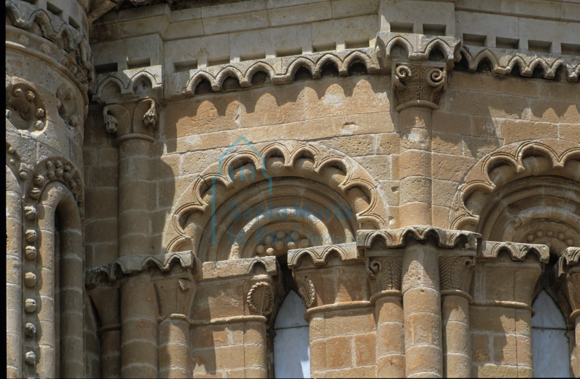 Detalle de la decoración de las ventanas del cimborrio