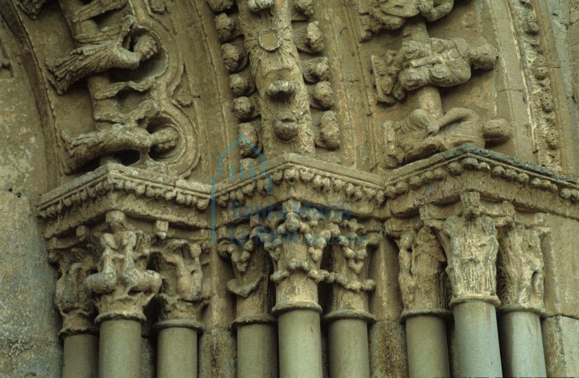 Capiteles del lado oeste de la portada septentrional