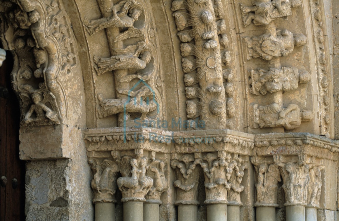 Capiteles del lado oeste de la portada septentrional